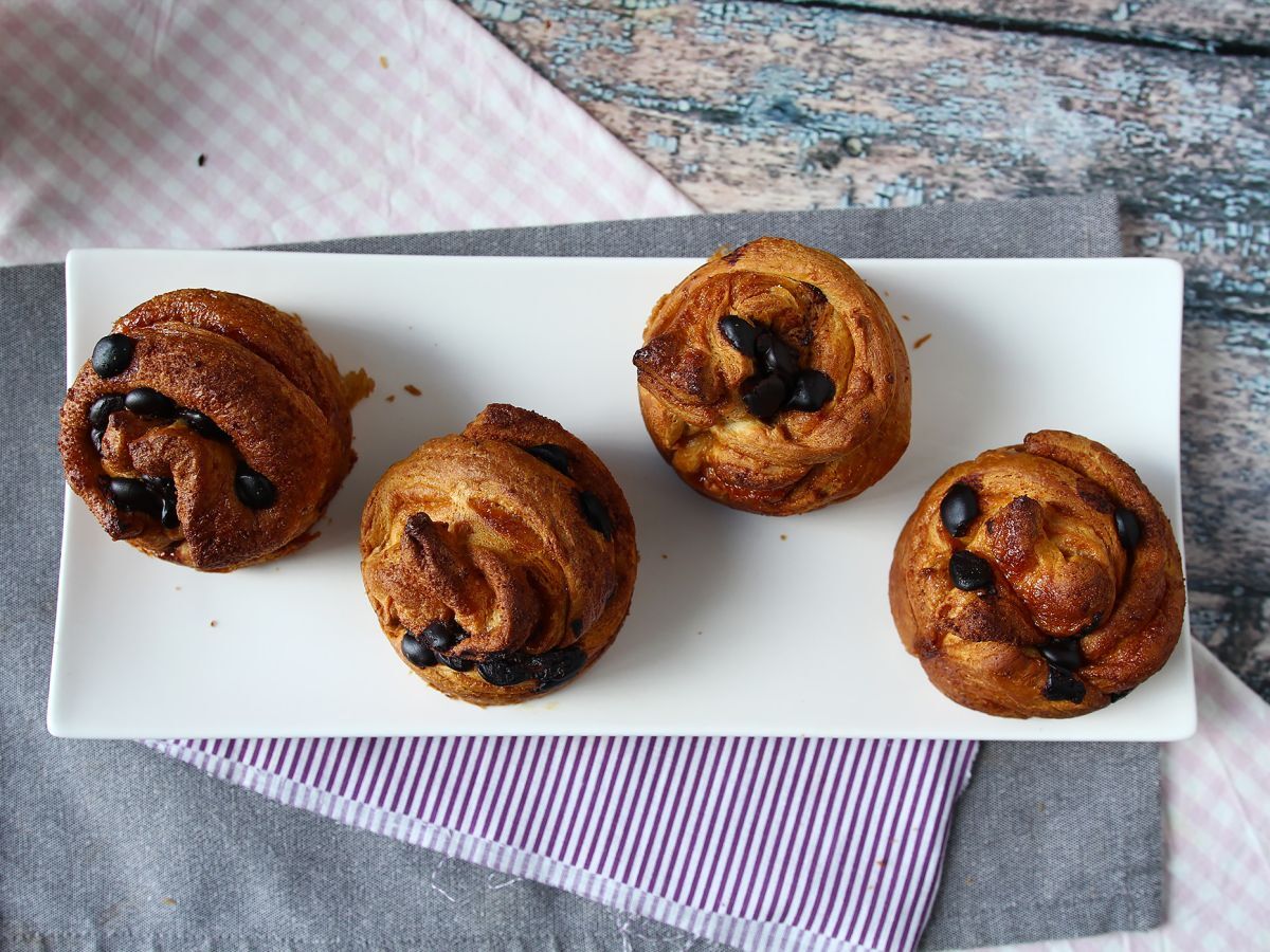 Cruffins, croissantin ja muffinssin yhdistelmä, jossa on vaniljakastiketta ja suklaata. - kuva 5