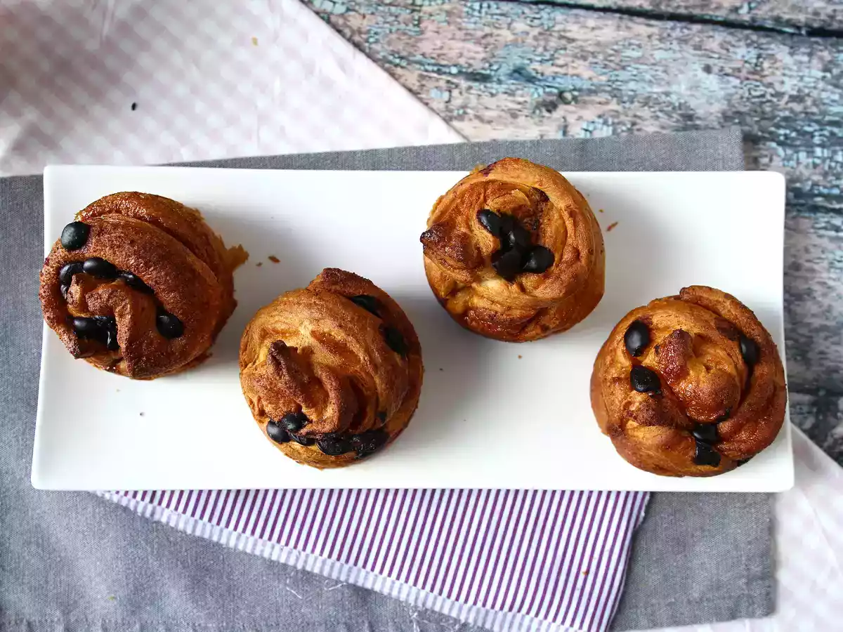 Cruffins, croissantin ja muffinssin yhdistelmä, jossa on vaniljakastiketta ja suklaata. - kuva 5