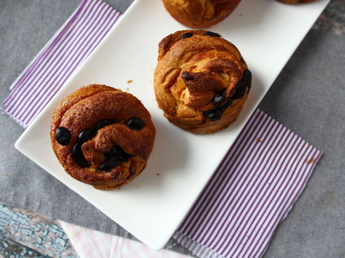Cruffins, croissantin ja muffinssin yhdistelmä, jossa on vaniljakastiketta ja suklaata. - kuva 7