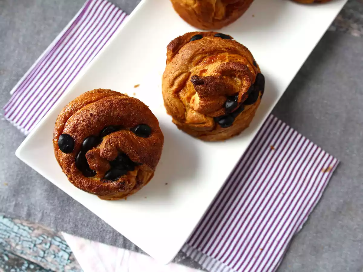 Cruffins, croissantin ja muffinssin yhdistelmä, jossa on vaniljakastiketta ja suklaata. - kuva 7