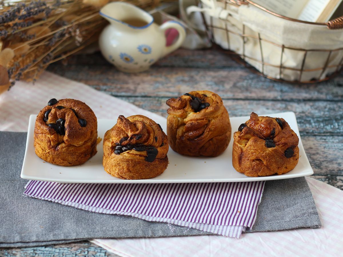 Cruffins, croissantin ja muffinssin yhdistelmä, jossa on vaniljakastiketta ja suklaata. - kuva 9