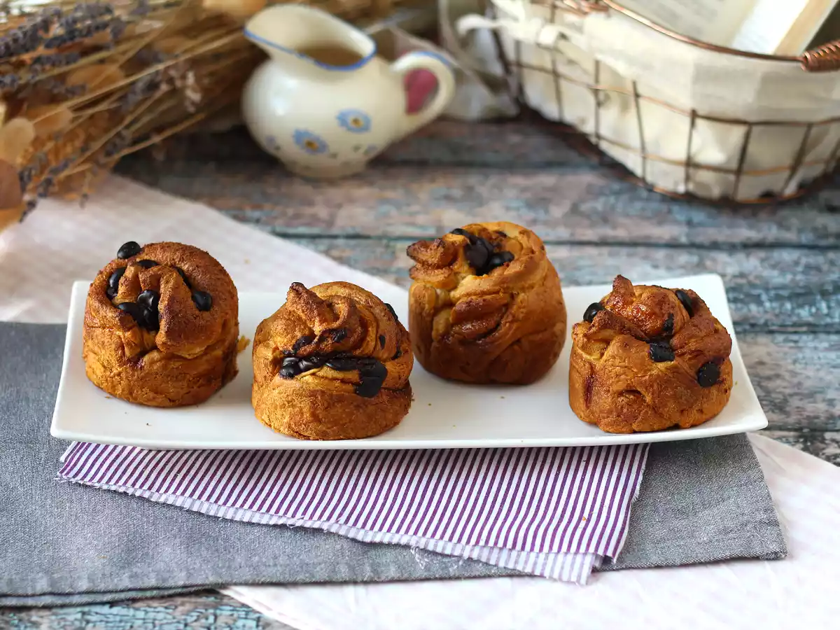 Cruffins, croissantin ja muffinssin yhdistelmä, jossa on vaniljakastiketta ja suklaata. - kuva 9