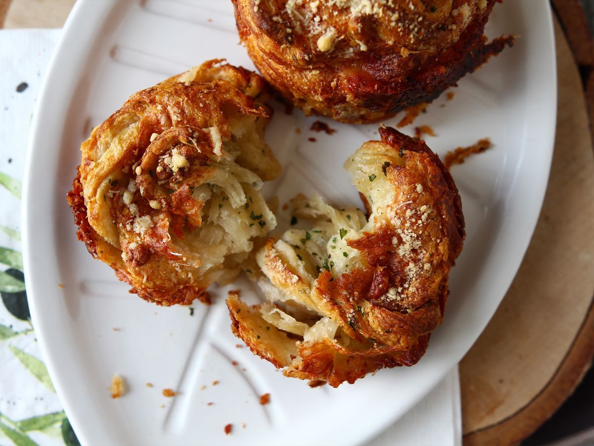 Cruffins, croissantin ja muffinssin yhdistelmä, tässä tapauksessa parmesaanilla ja mozzarellalla suolattuna.