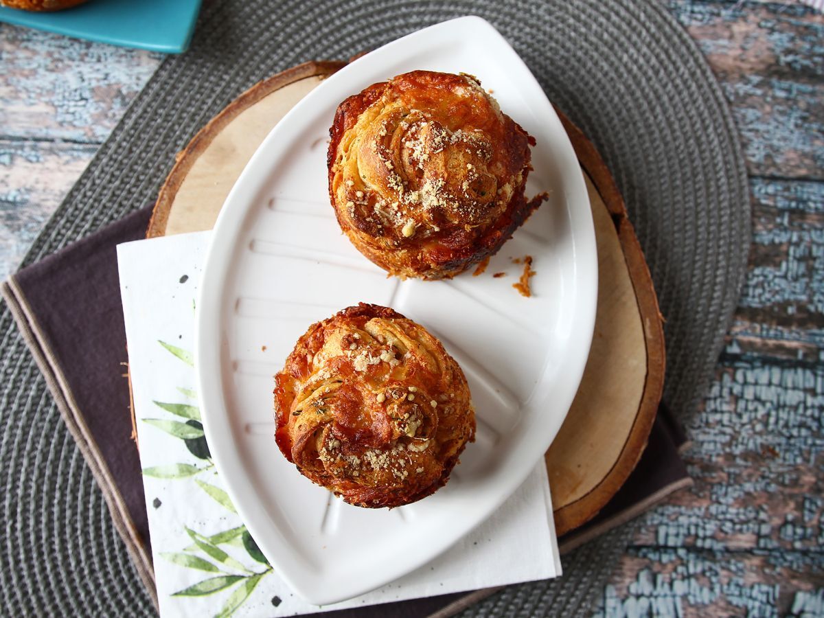 Cruffins, croissantin ja muffinssin yhdistelmä, tässä tapauksessa parmesaanilla ja mozzarellalla suolattuna. - kuva 2