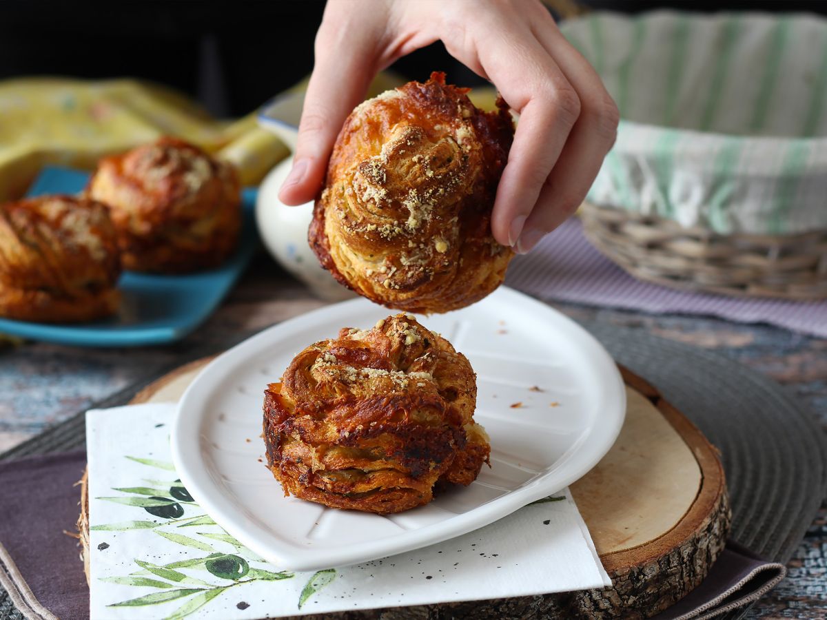 Cruffins, croissantin ja muffinssin yhdistelmä, tässä tapauksessa parmesaanilla ja mozzarellalla suolattuna. - kuva 3