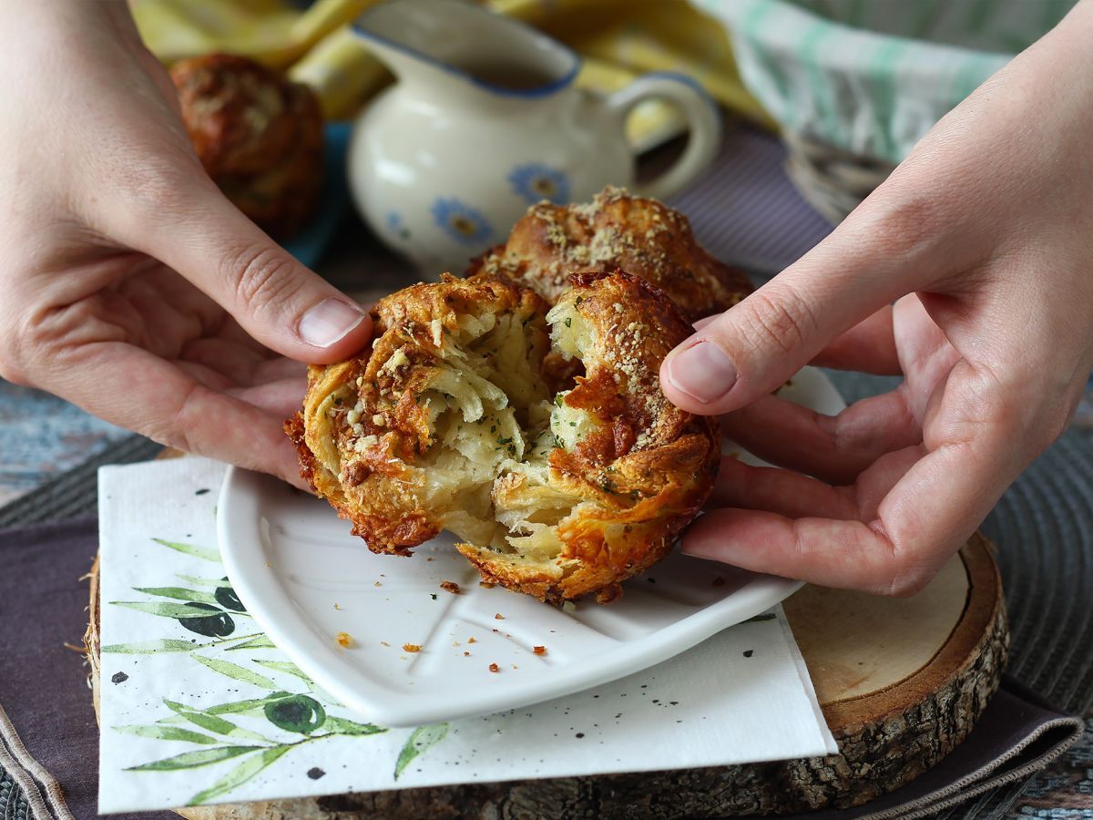 Cruffins, croissantin ja muffinssin yhdistelmä, tässä tapauksessa parmesaanilla ja mozzarellalla suolattuna. - kuva 6