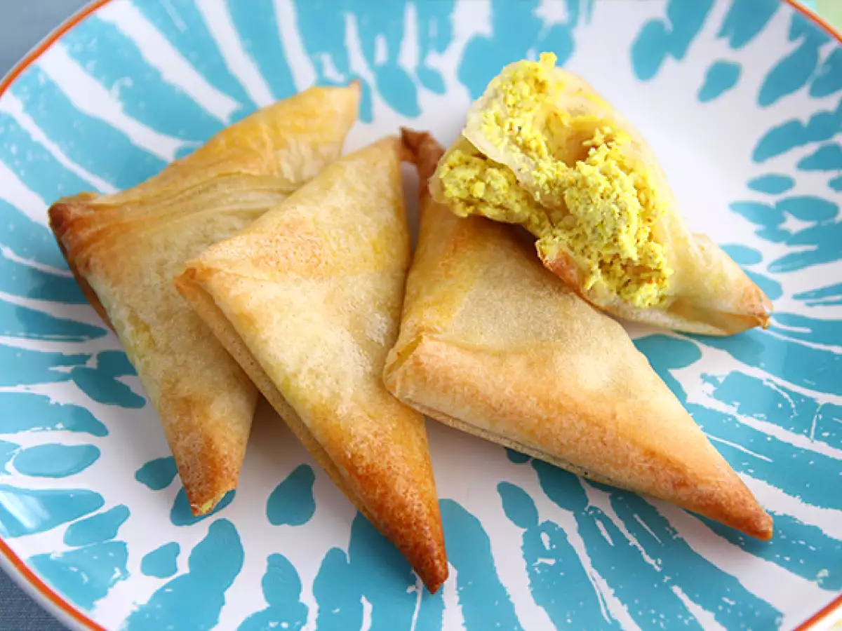 Curryllä maustetut samosat