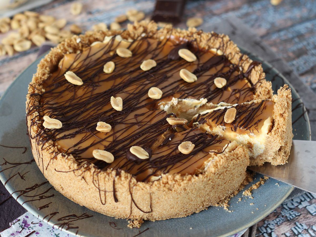 Erittäin herkullinen Snickers-tyylinen juustokakku - kuva 3