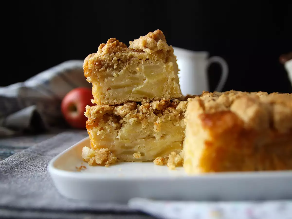 Erittäin pehmeä omenakakku ja rapea streusel-kuorrutus