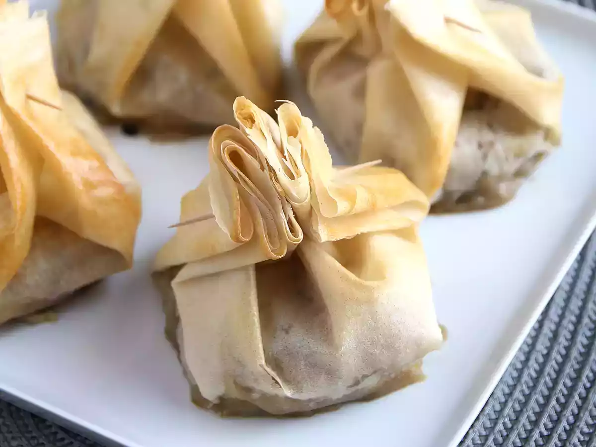 Erittäin rapeat aumônières sienillä, Brie-juustolla ja päärynöillä