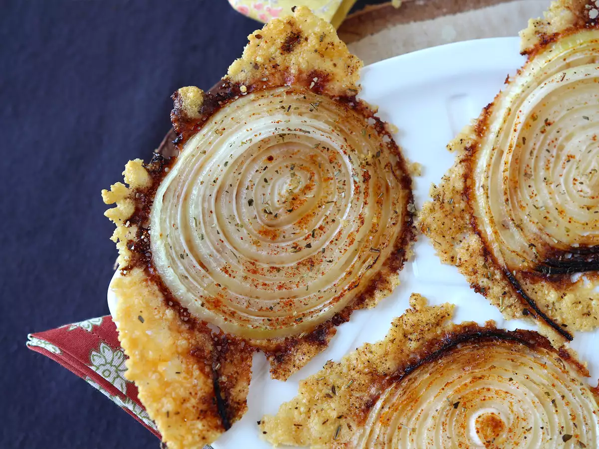 Erittäin rapeat kotitekoiset sipuli-parmesaanisipsit - kuva 3