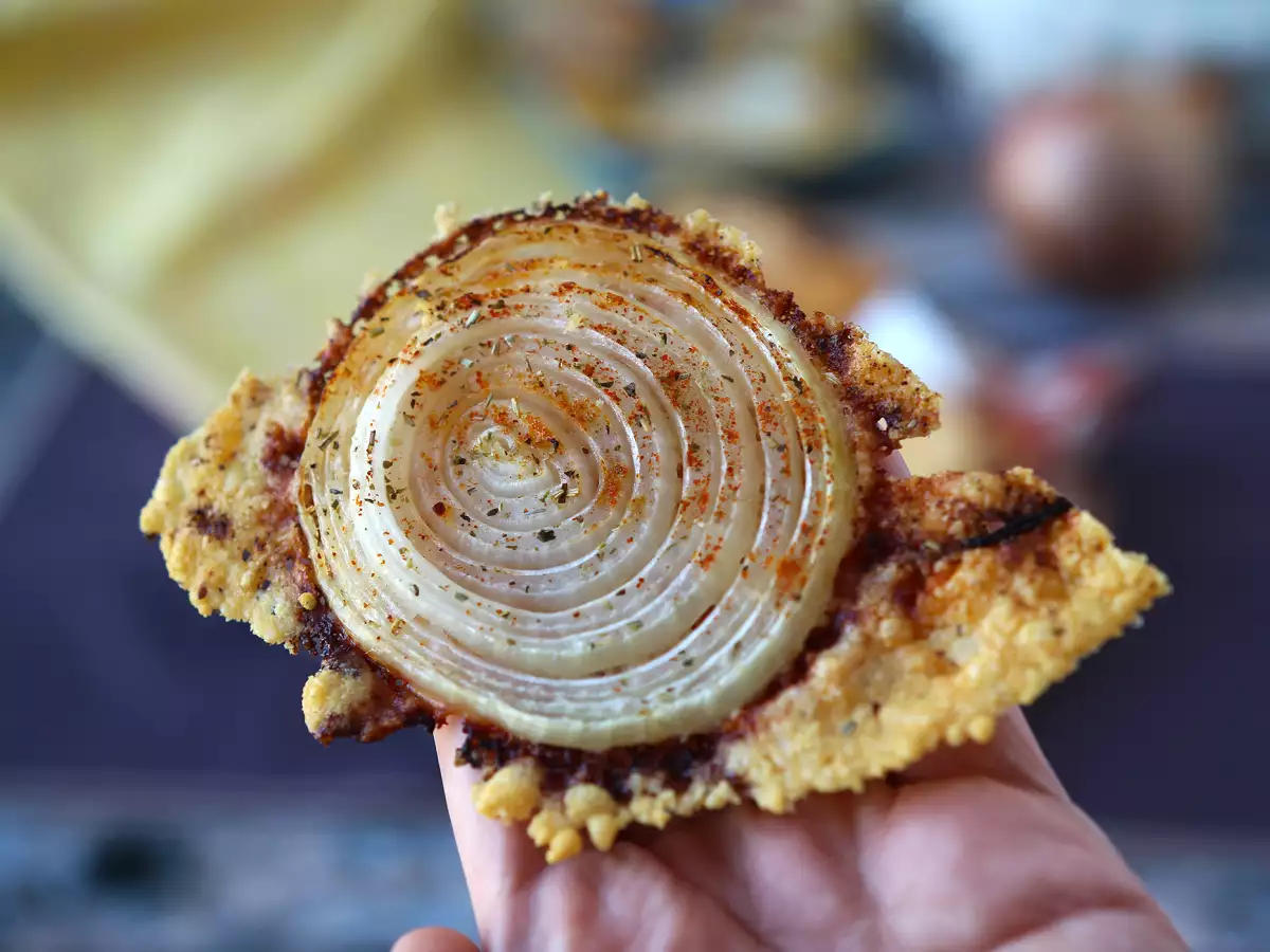 Erittäin rapeat kotitekoiset sipuli-parmesaanisipsit - kuva 5