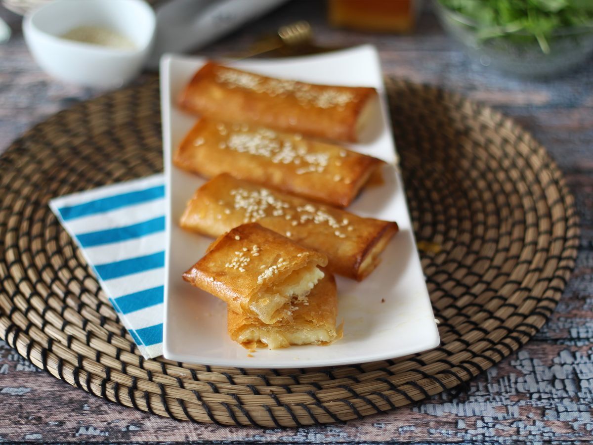 Feta Saganaki, kreikkalainen resepti fetajuustosta ja hunajasta
