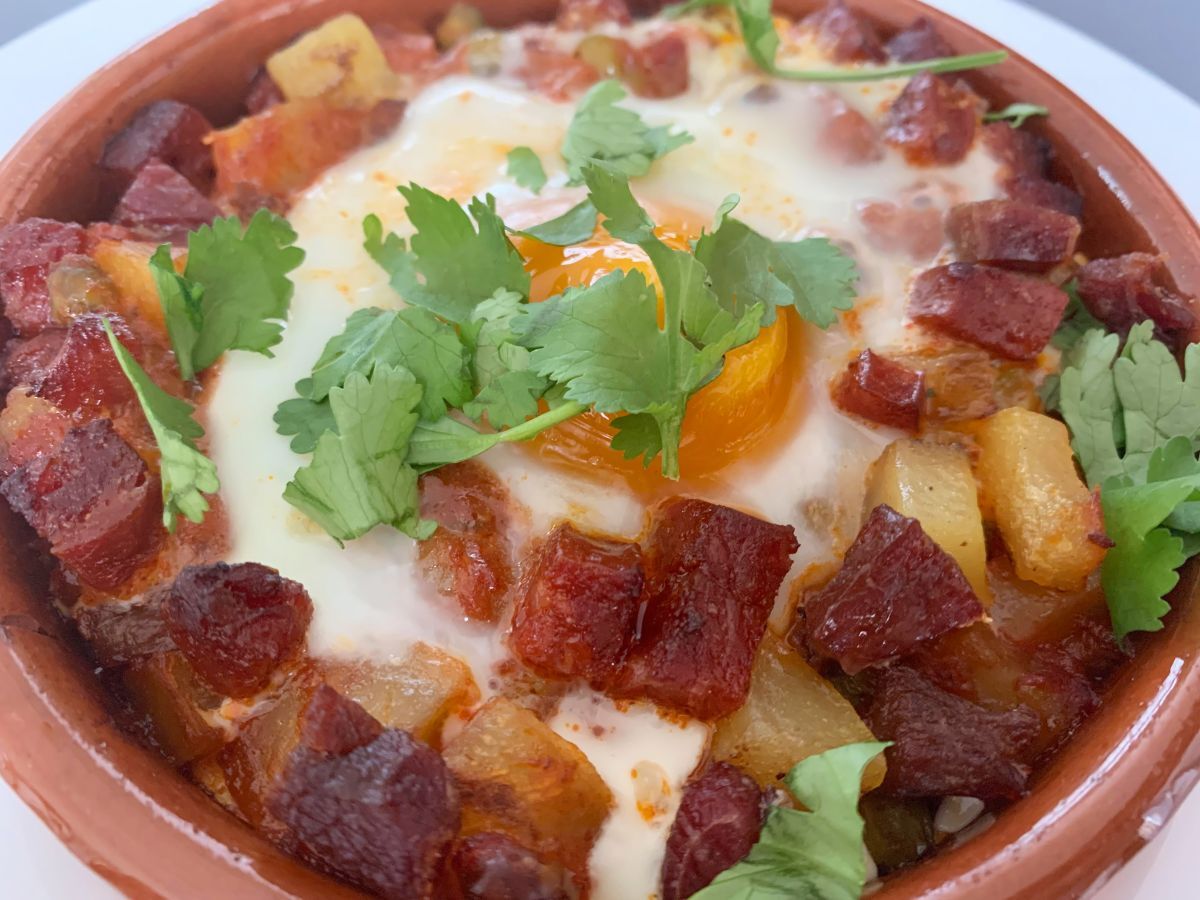 Flamenco-tyyliset kananmunat perunoiden ja chorizo-makkaran kanssa