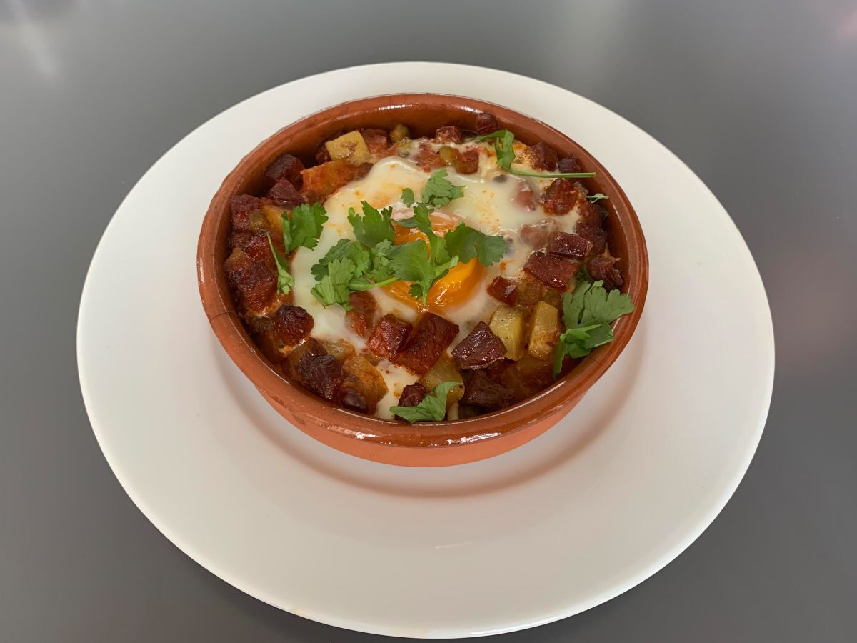 Flamenco-tyyliset kananmunat perunoiden ja chorizo-makkaran kanssa - kuva 2