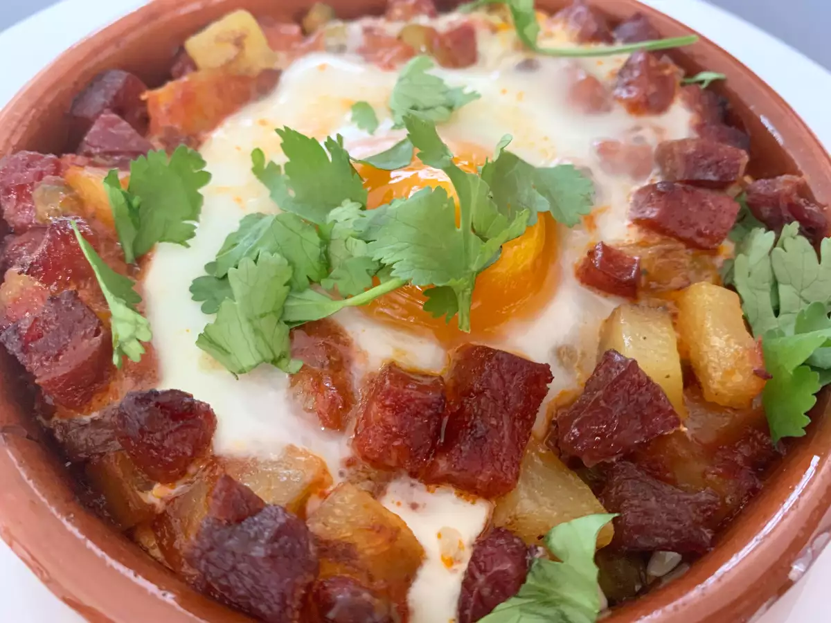 Flamencotyyliset kananmunat perunoilla ja chorizolla