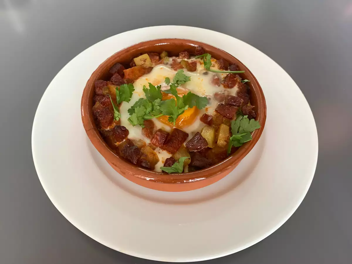 Flamencotyyliset kananmunat perunoilla ja chorizolla - kuva 2