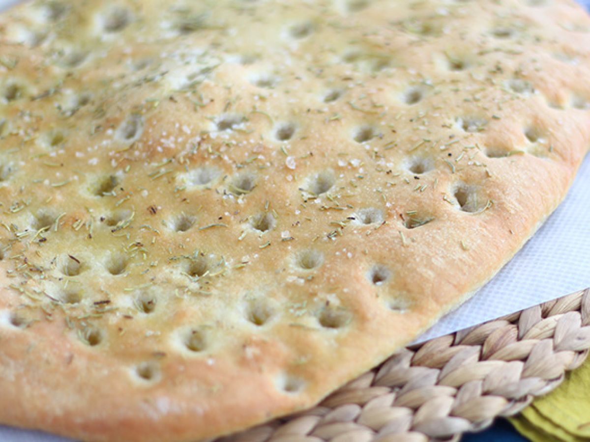 Focaccia, italialainen leipä rosmariinilla - kuva 2