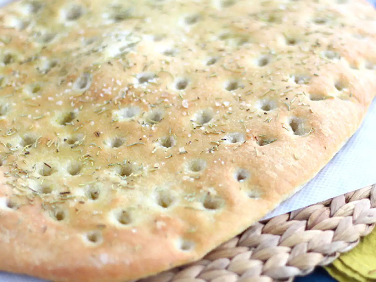 Focaccia, italialainen leipä rosmariinilla - kuva 2