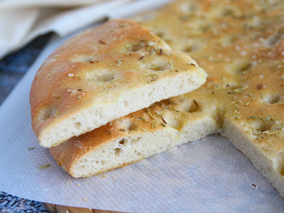 Focaccia, italialainen leipä rosmariinilla - kuva 4