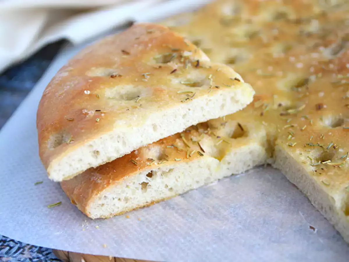 Focaccia, italialainen leipä rosmariinilla - kuva 4