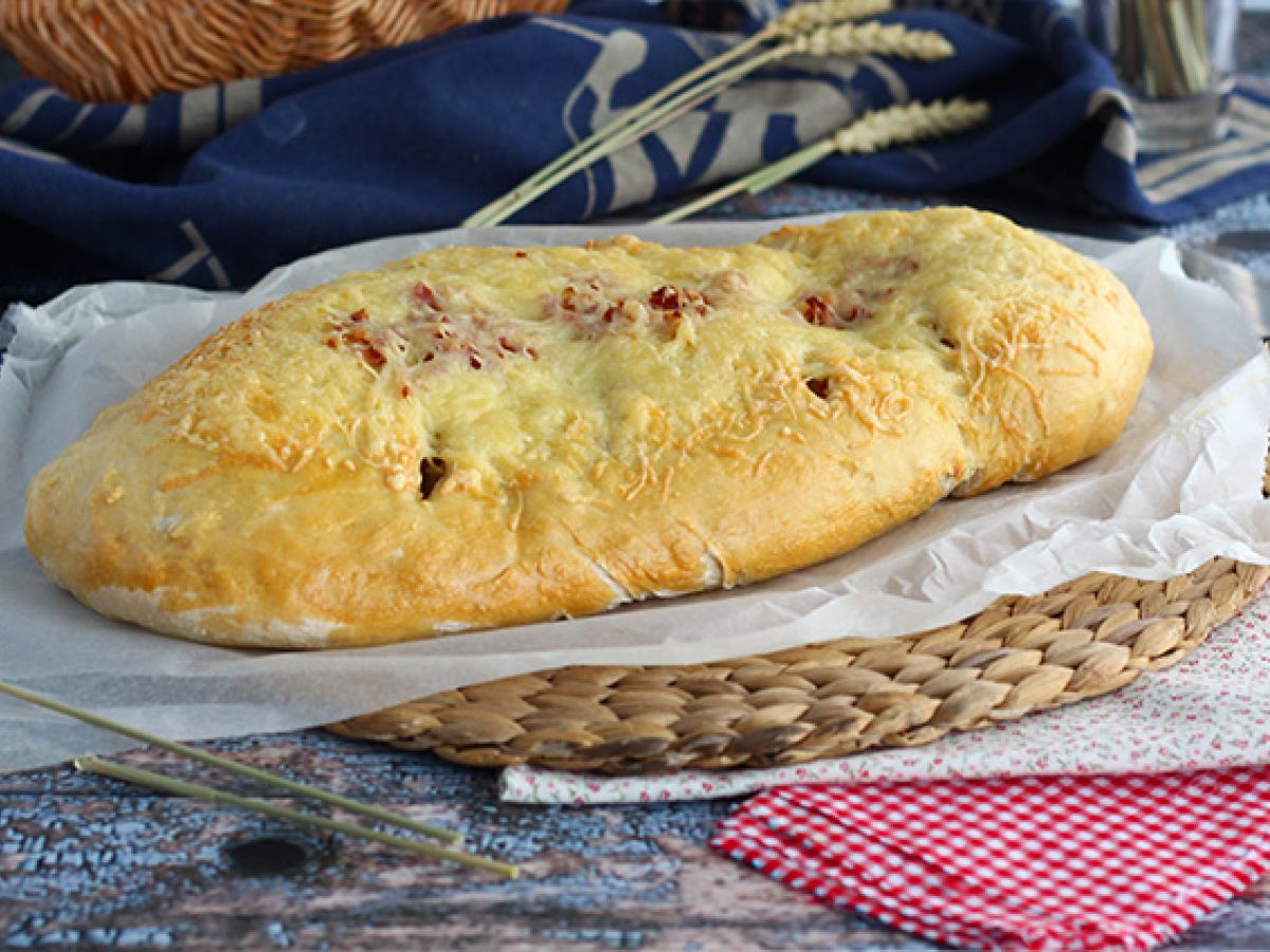 Fougasse pekonilla ja sipulilla