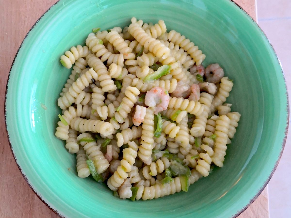 Fusilli kesäkurpitsan, katkarapujen ja inkiväärin kanssa