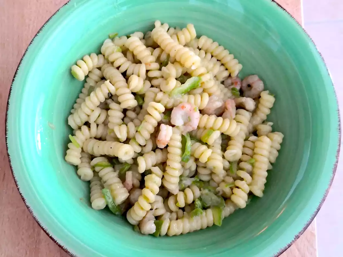 Fusilli kesäkurpitsan, katkarapujen ja inkiväärin kanssa