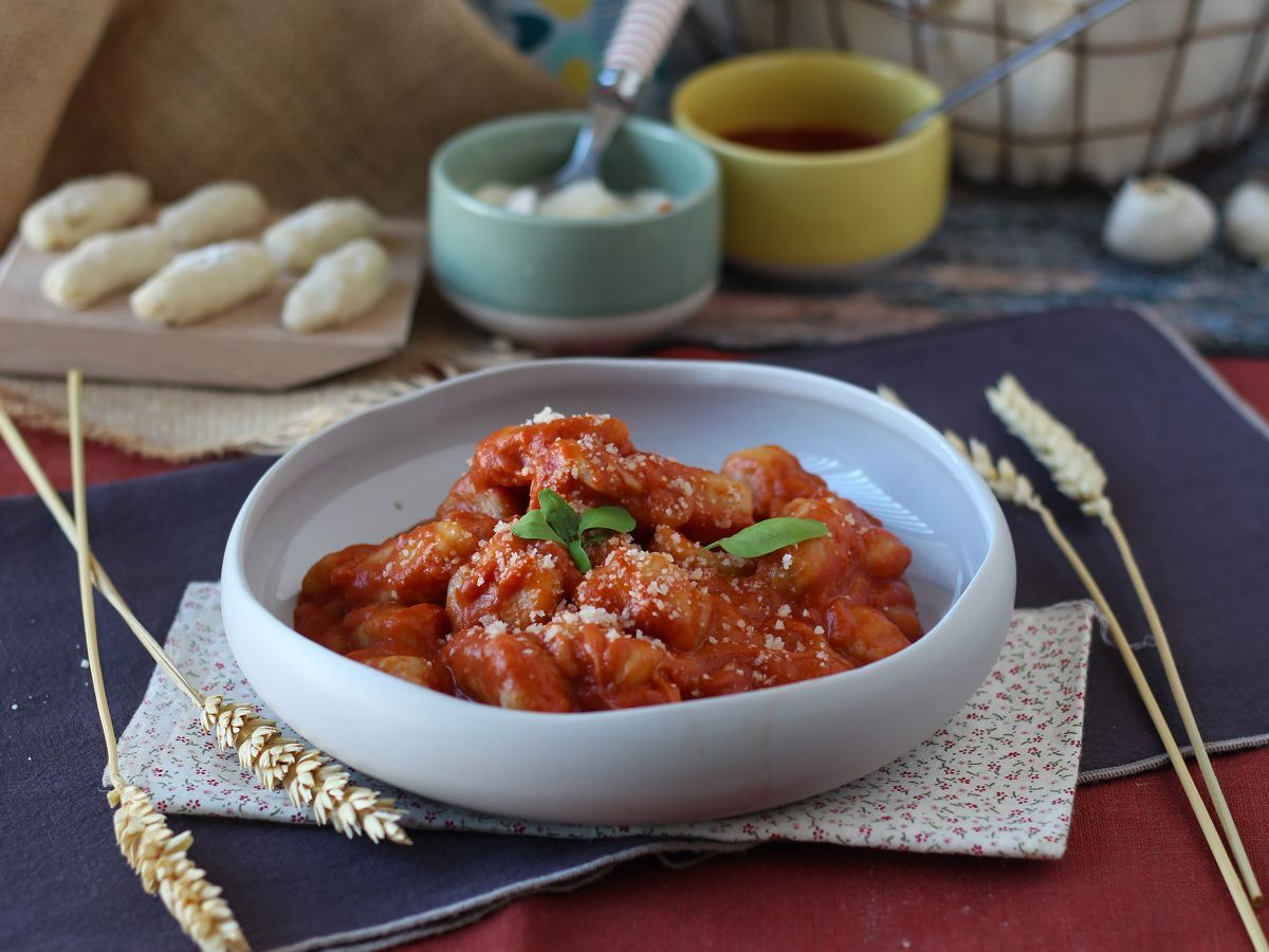 Gnocchi alla Sorrentina pannulla: nopea ja juustoinen resepti, jota kaikki rakastavat!