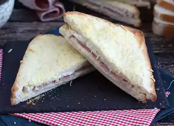 Gourmet croque-monsieur béchamel-kastikkeella