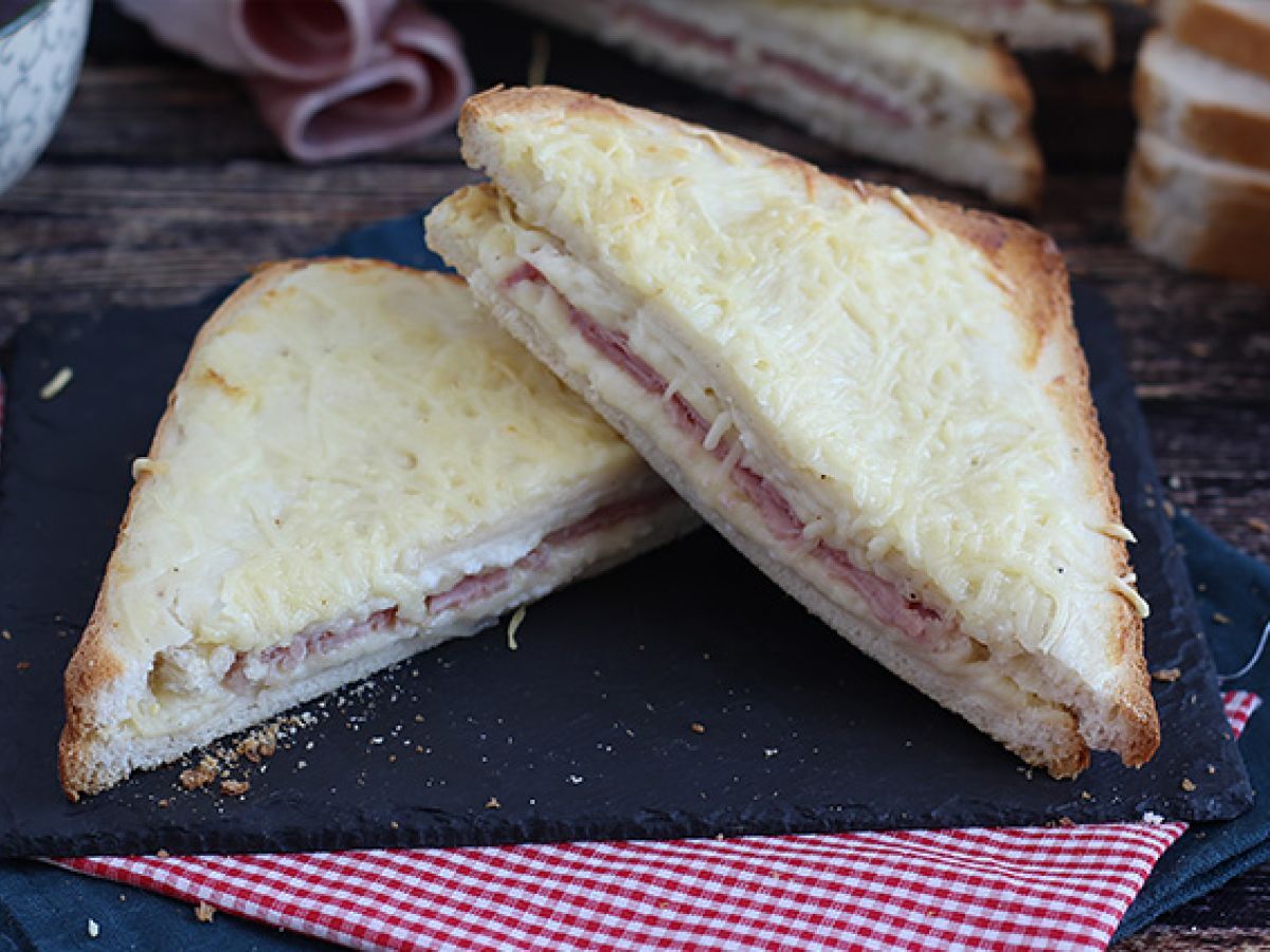 Gourmet croque-monsieur béchamel-kastikkeella