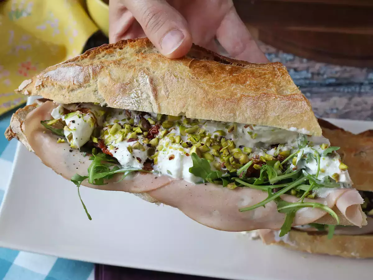 Gourmet italialainen voileipä, jossa on mortadellaa ja burrata-juustoa