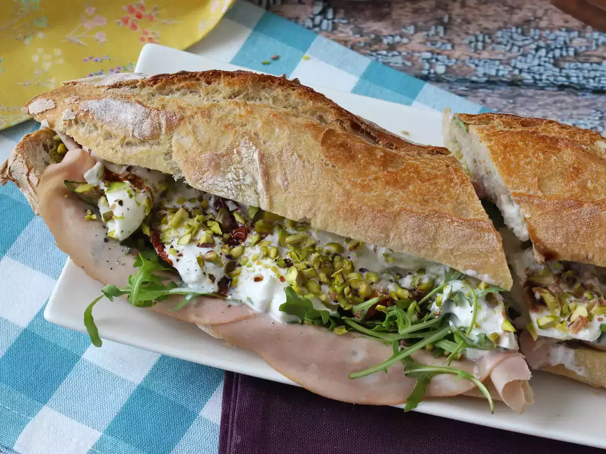 Gourmet italialainen voileipä, jossa on mortadellaa ja burrata-juustoa - kuva 2
