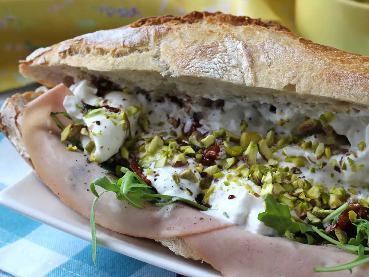 Gourmet italialainen voileipä, jossa on mortadellaa ja burrata-juustoa - kuva 3
