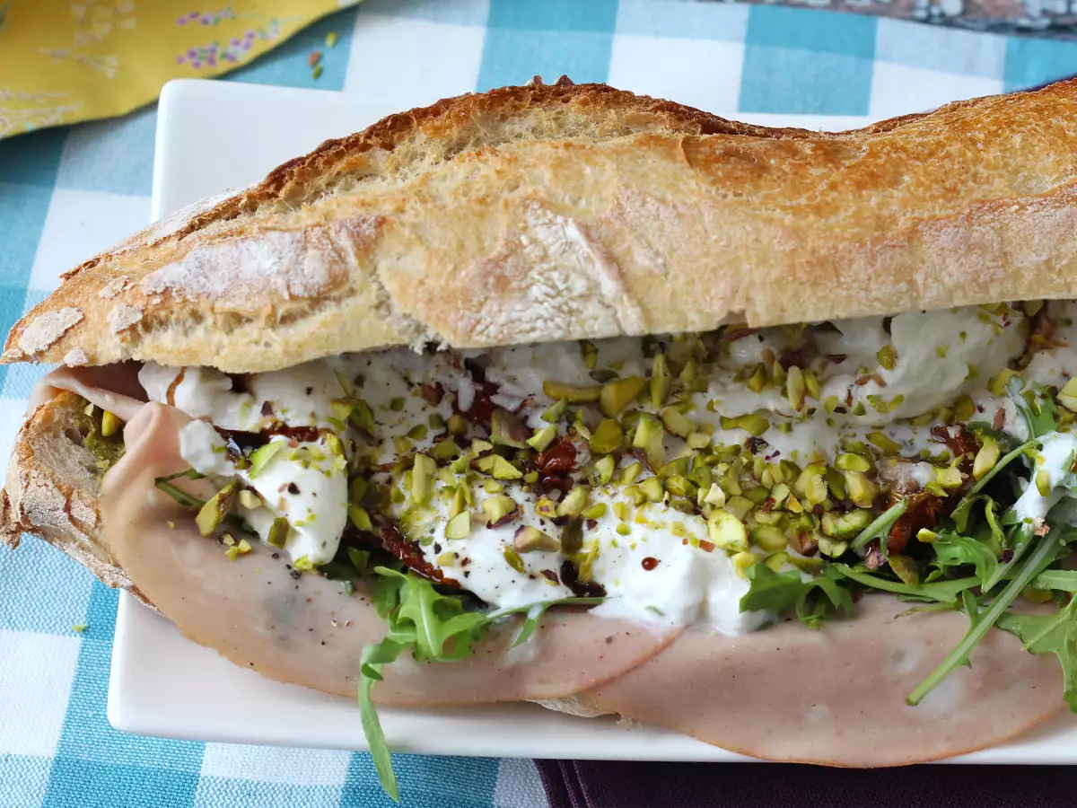 Gourmet italialainen voileipä, jossa on mortadellaa ja burrata-juustoa - kuva 4