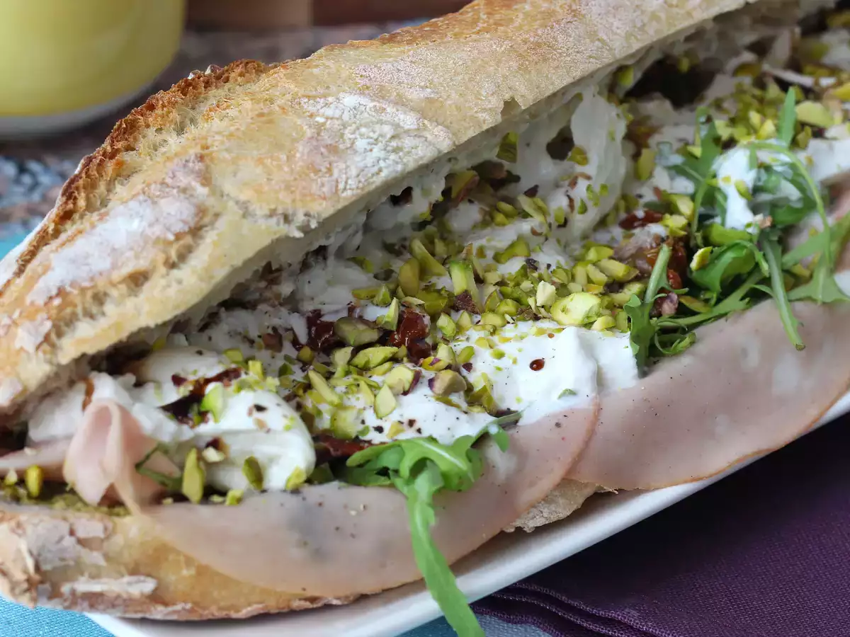 Gourmet italialainen voileipä, jossa on mortadellaa ja burrata-juustoa - kuva 5