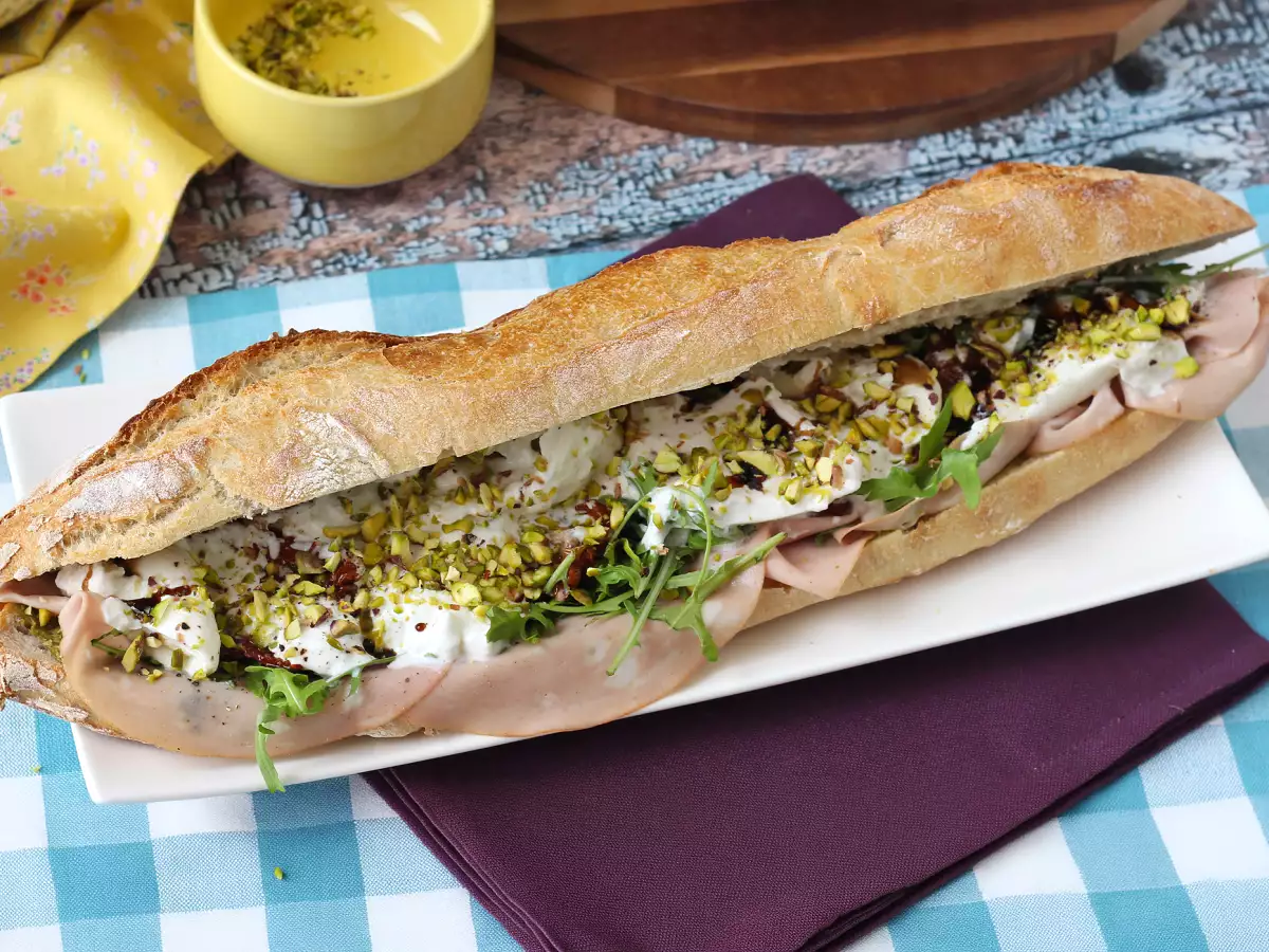 Gourmet italialainen voileipä, jossa on mortadellaa ja burrata-juustoa - kuva 6