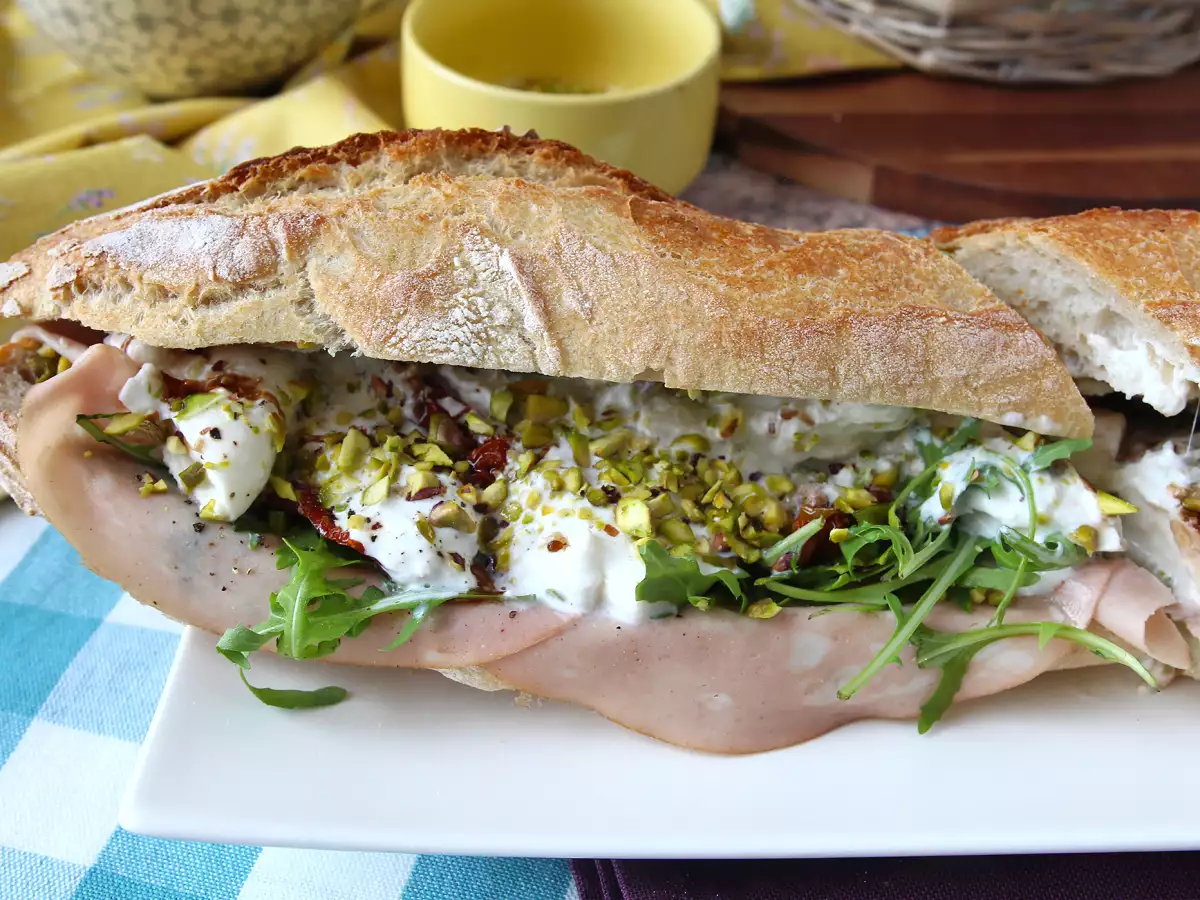 Gourmet italialainen voileipä, jossa on mortadellaa ja burrata-juustoa - kuva 7