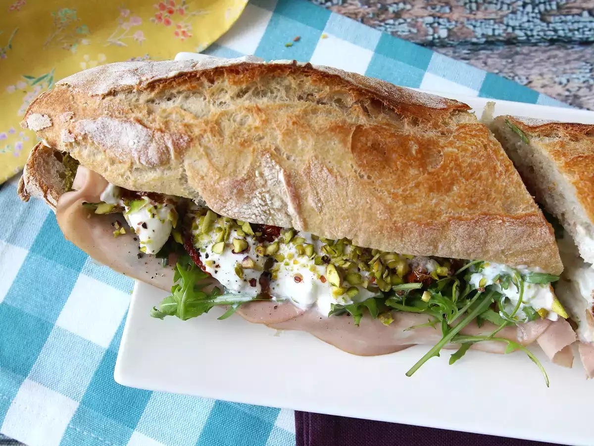 Gourmet italialainen voileipä, jossa on mortadellaa ja burrata-juustoa - kuva 8