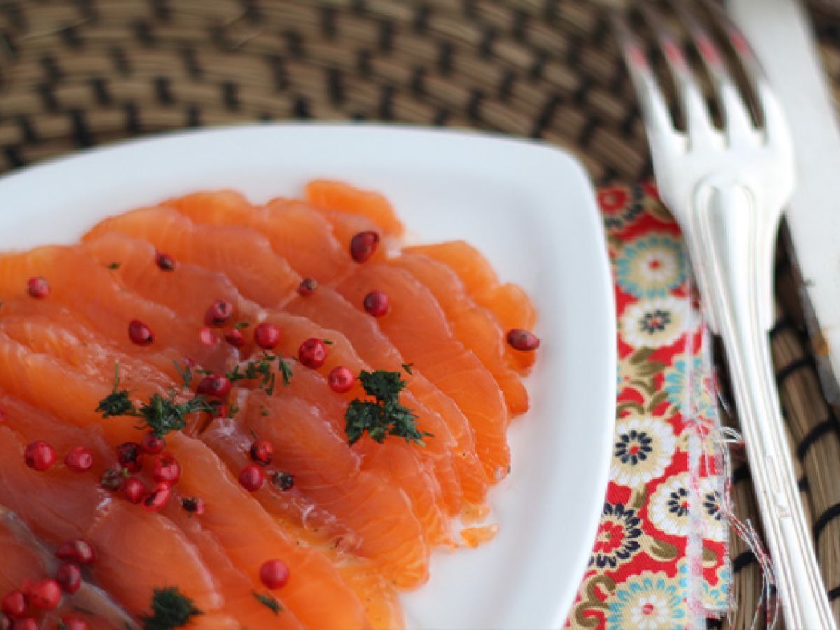 Gravlax, ruotsalaistyyppinen marinoitu lohi. - kuva 2