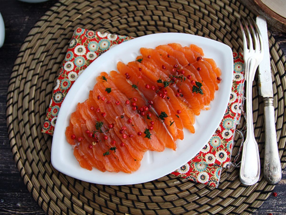 Gravlax, ruotsalaistyyppinen marinoitu lohi. - kuva 3