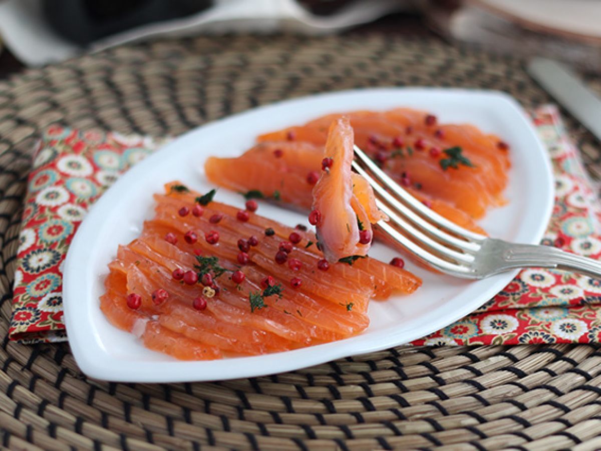 Gravlax, ruotsalaistyyppinen marinoitu lohi. - kuva 4