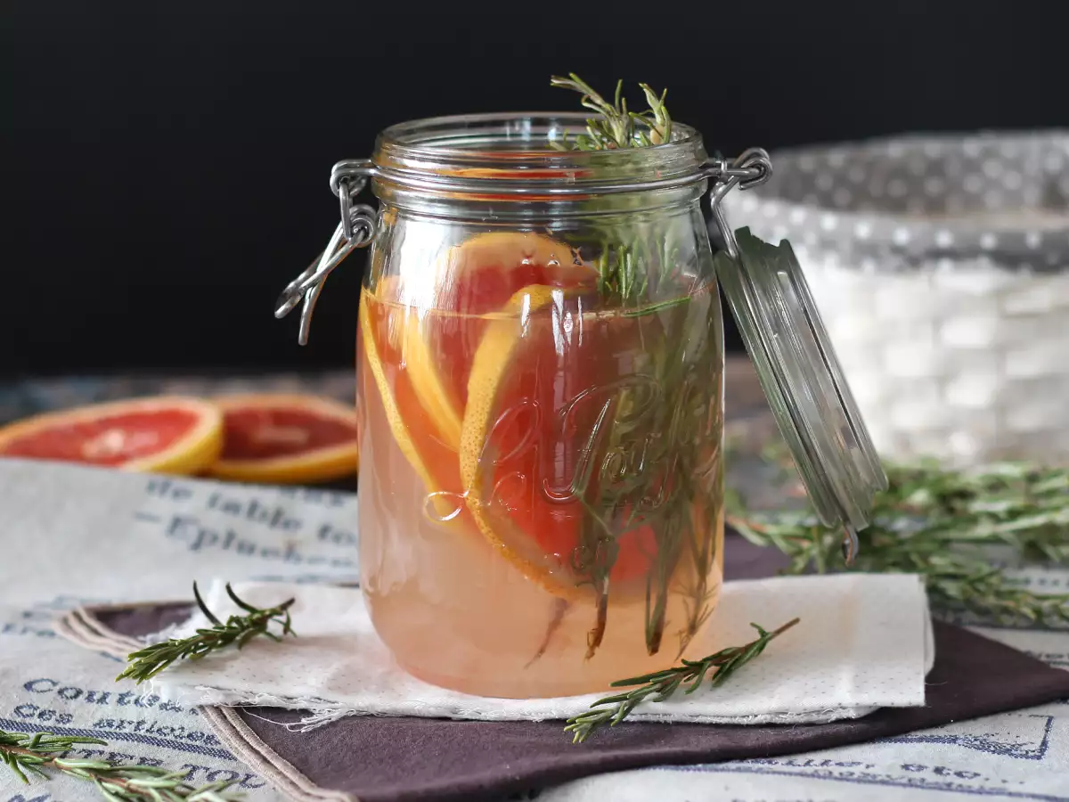 Greippi-rosmariinivesi: sokeriton detox-juoma