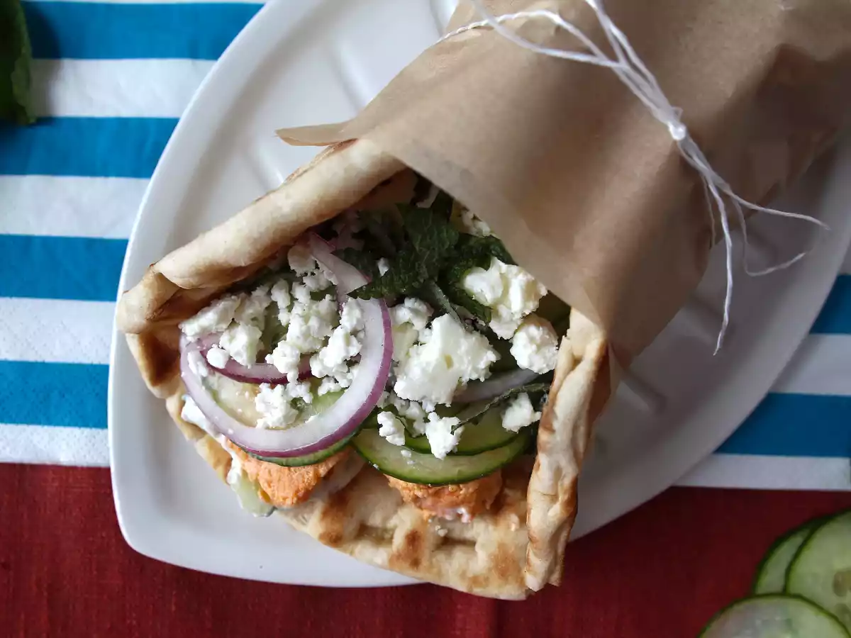 Gyros lohella, täydellinen kreikkalainen kalavoileipä kesäksi! - kuva 4