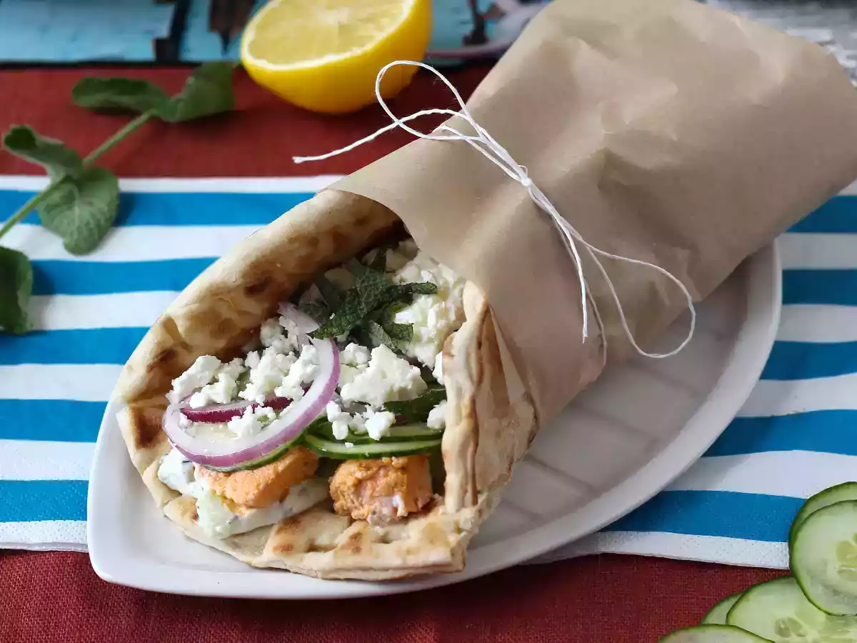 Gyros lohella, täydellinen kreikkalainen kalavoileipä kesäksi! - kuva 5