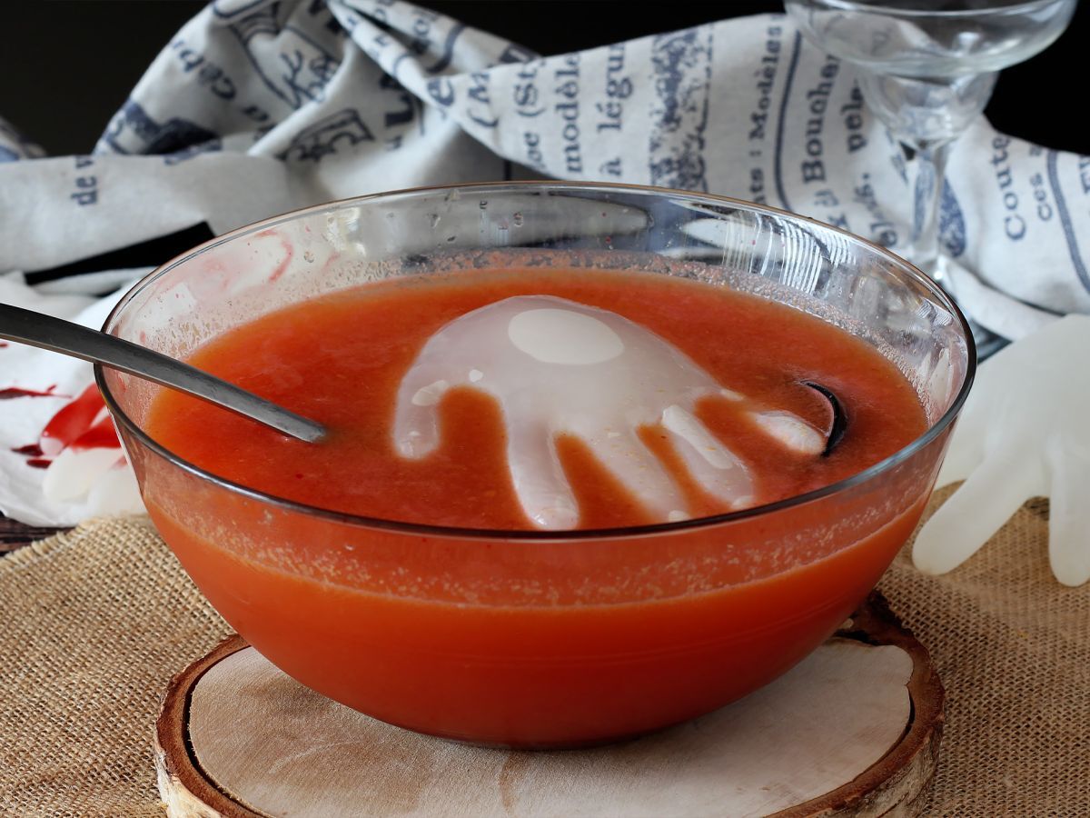 Halloween-cocktail käsin muotoillulla jääkuutiolla - helppo ohje!