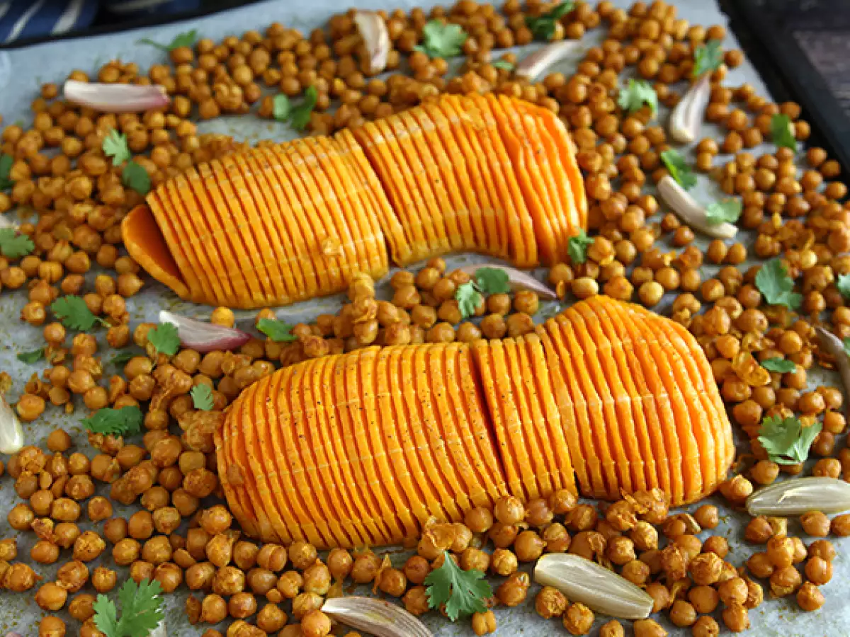 Hasselback-tyylinen butternut-kurpitsa – uusi suosikkilisukkeesi!