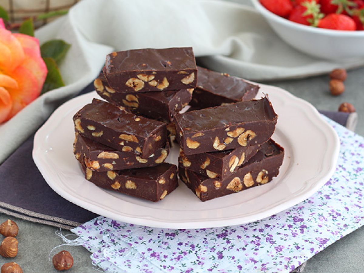 Hasselpähkinäfudge - Suklaa ja hasselpähkinä neliöt