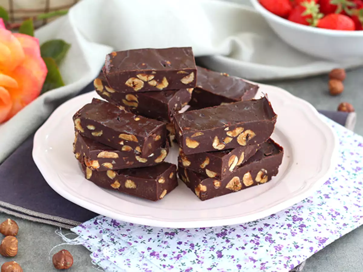 Hasselpähkinäfudge - Suklaa ja hasselpähkinä neliöt