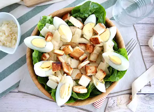 Helppo caesar-salaatti